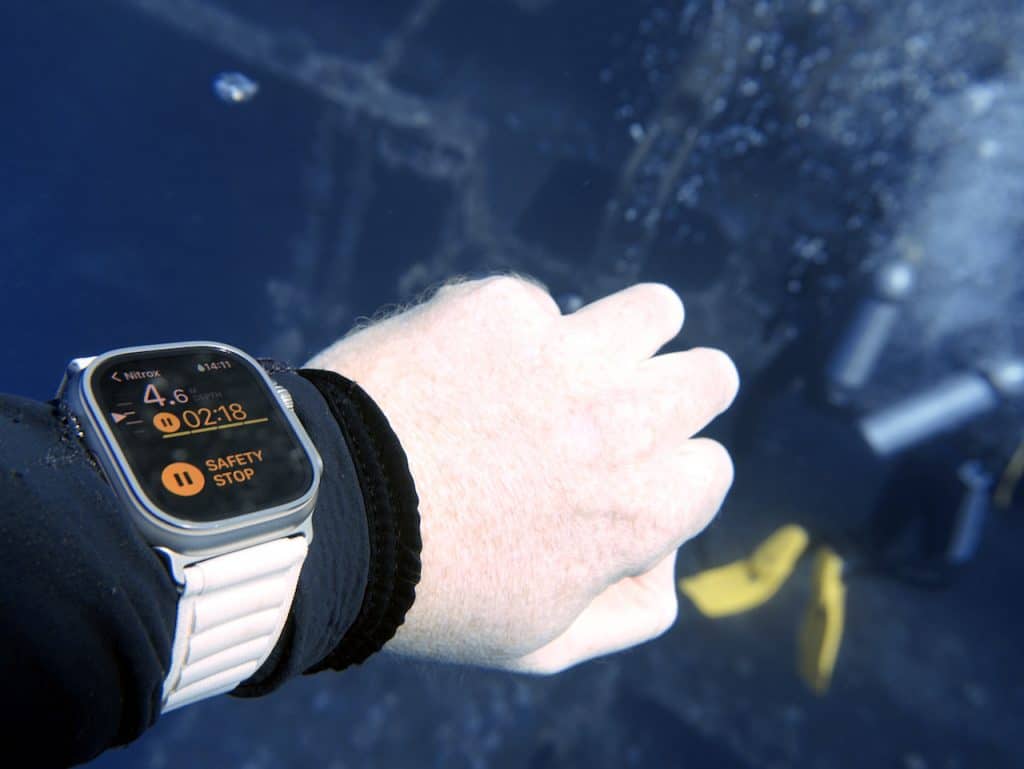 Die Apple Watch Ultra geht sogar noch ein Stückchen weiter und kann sogar zum Sporttauchen bis auf eine Tiefe von 40 Metern getragen werden. Foto: Sascha Tegtmeyer