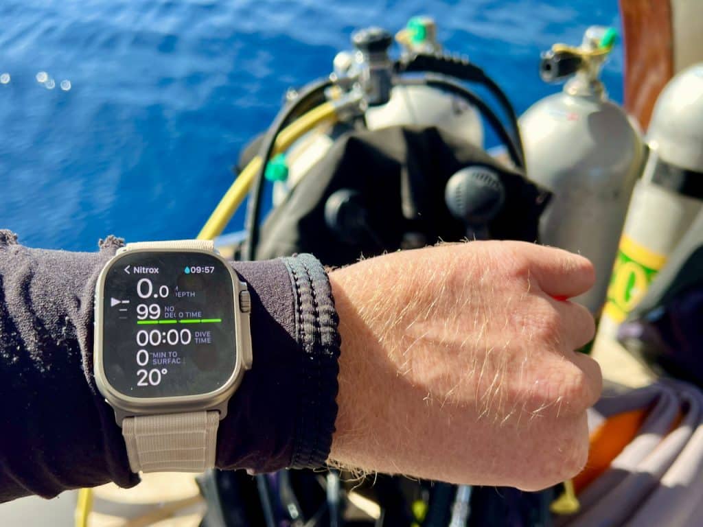 Mit der Apple Watch Ultra im Salzwasser ist auch für die robuste Smartwatch eine Belastungsprobe – Sonne, Salz und Sand können dem Modell aber nichts anhaben. Foto: Sascha Tegtmeyer
