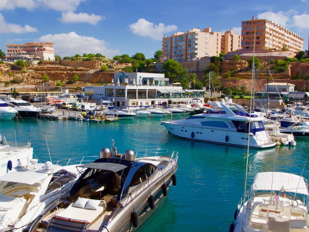 Der edle Yachthafen Port Adriano auf Mallorca: Hier liegen einige der größten Yachten des Mittelmeers vor Anker. Foto: Sascha Tegtmeyer