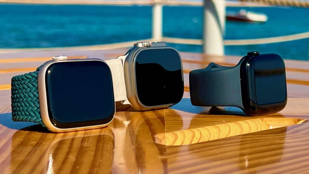 Die Apple Watch Ultra hat ganz klar das außergewöhnlichere Design. Die Series 8 knüpft optisch an die Vorgänger an. Rechts im Bild: die Apple Watch SE 2. Foto: Sascha Tegtmeyer