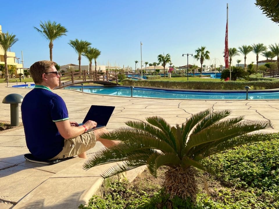 Ich habe im Hotel eine Workation gemacht – also in mehrere Wochen lang Strandurlaub mit meiner Arbeit als Journalist, Autor und Blogger verbunden. Was du dafür brauchst: Einen Laptop, ein Smartphone und stabiles Internet.