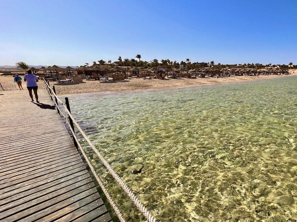 Geschützt in einer Bucht befindet sich der Hauptstrand des Fayrouz Resorts. Am Ende des Jettys befindet sich das wunderschöne Hausriff zum Schnorcheln. Foto: Sascha Tegtmeyer