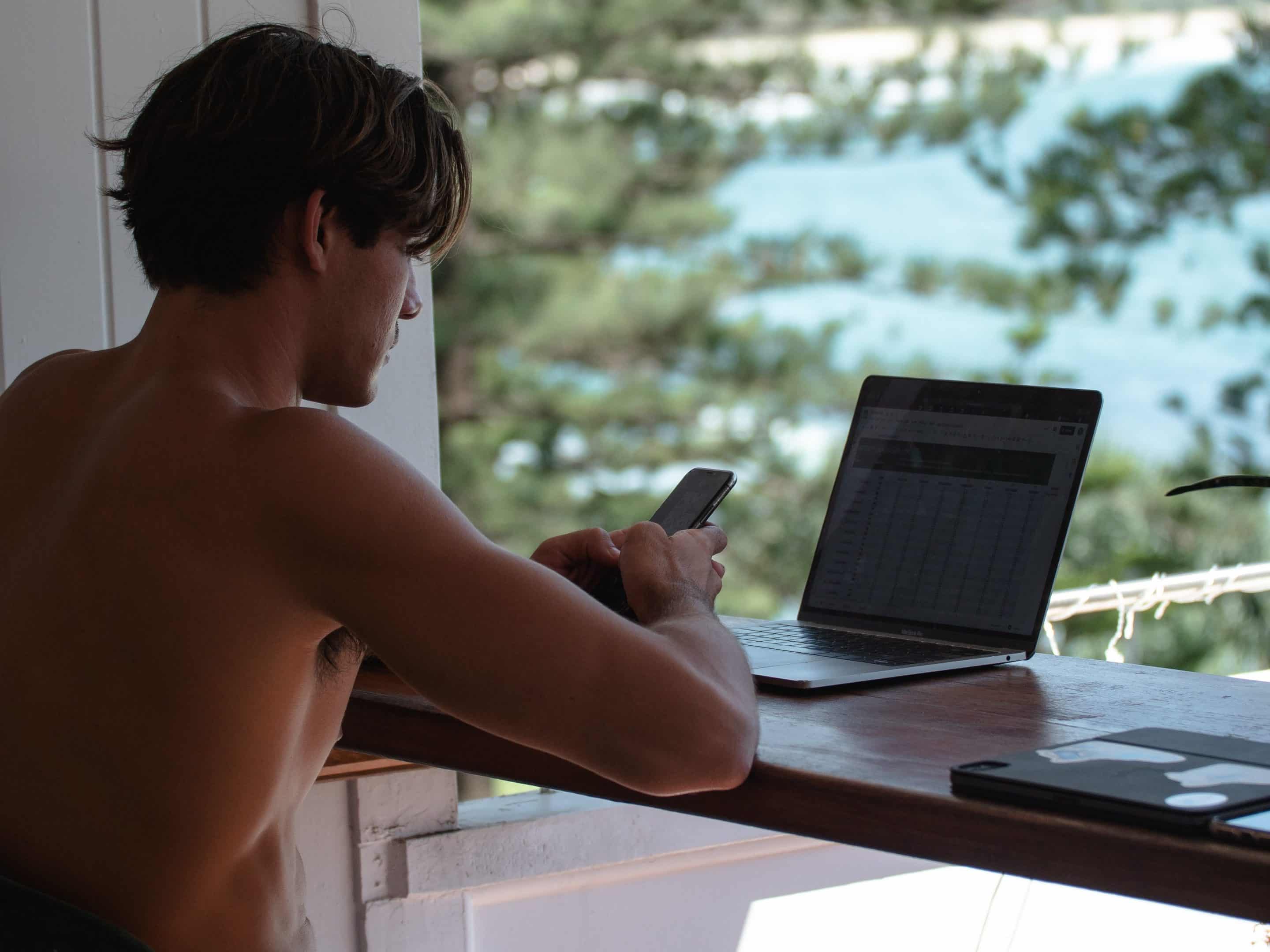 Im Standhaus sitzen und Texte schreiben – so stellen sich viele das Leben eines Bloggers vor.
