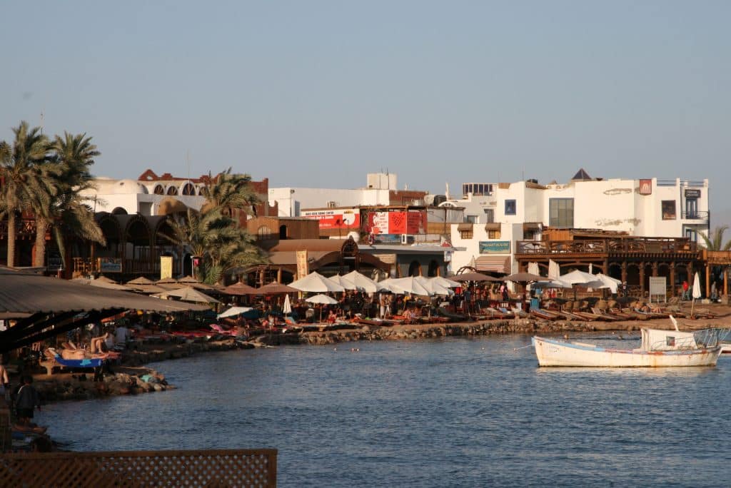 Dahab ist ein echter Geheimtipp unter den Badeorten am Roten Meer. Die kleine Stadt nördlich von Sharm El Sheikh am Golf von Aqaba bietet eine entspannte und gemütliche Atmosphäre für einen erholsamen Urlaub. Foto: Sascha Tegtmeyer
