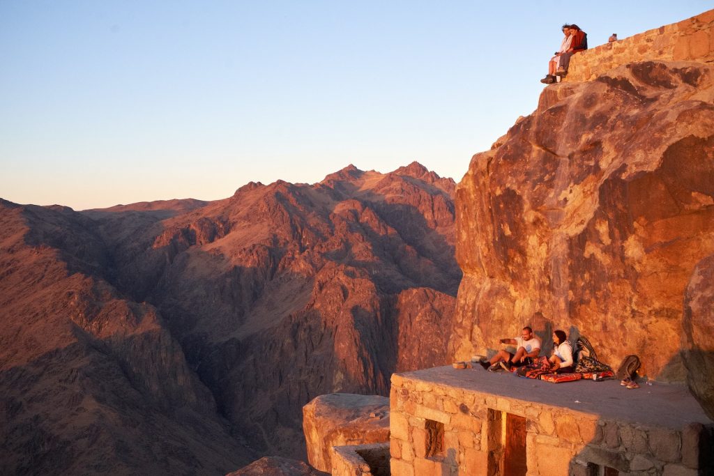 Sharm El Sheikh, ein malerischer Badeort an der Südspitze des Sinai, bietet seinen Besuchern eine luxuriöse Atmosphäre und eine Vielzahl von Möglichkeiten für Entspannung und Abenteuer. Der Ort hat sich in den letzten Jahren zu einem der beliebtesten Urlaubsziele Ägyptens entwickelt und zieht Touristen aus aller Welt an. Viele Hotels bieten ihren Gästen zahlreiche Aktivitäten wie Schwimmen, Tauchen und Schnorcheln an. Die Strände von Sharm El Sheikh sind weltweit für ihre Schönheit und Sauberkeit bekannt. Das türkisfarbene Wasser und der feine weiße Sand machen den Ort zu einem Paradies für Sonnenanbeter.