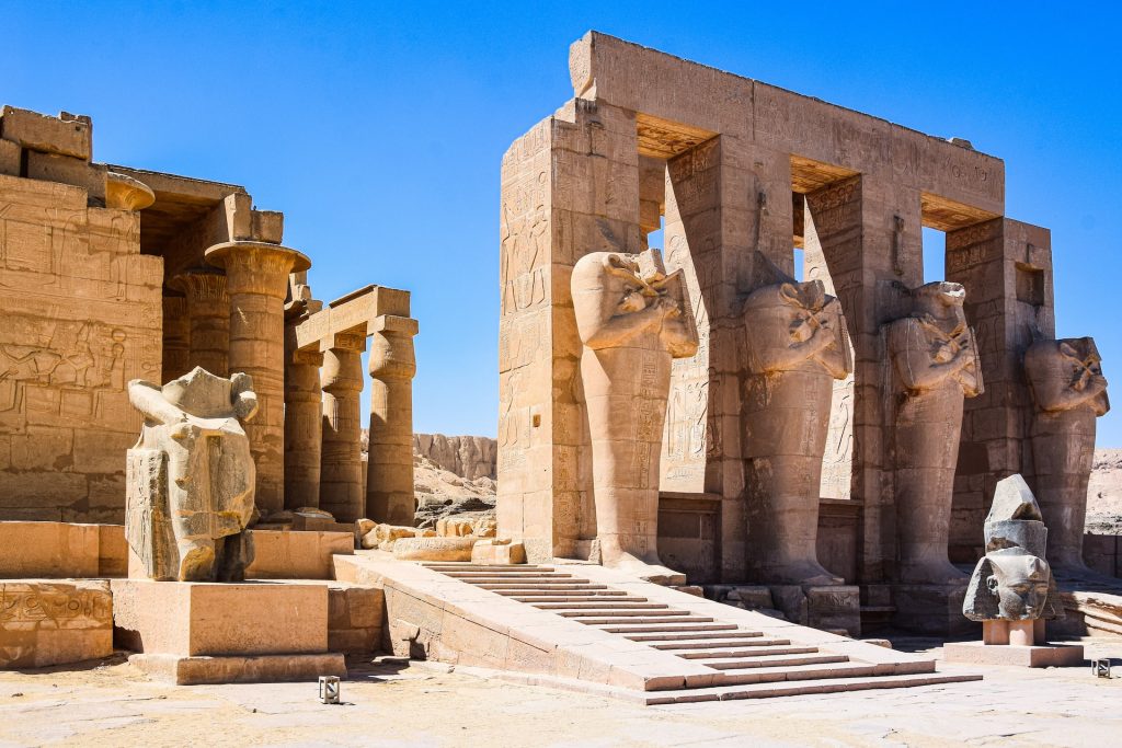 Luxor, auch das "größte Freilichtmuseum der Welt" genannt, ist ein Muss für jeden Ägypten-Urlauber. Die Stadt am Ostufer des Nils beherbergt einige der bedeutendsten archäologischen Stätten Ägyptens. Hier kannst du in die glorreiche Vergangenheit der Pharaonen eintauchen und Geschichte hautnah erleben. Besuche den Luxor-Tempel, der mitten in der Stadt liegt und ein wichtiger Ort im alten Ägypten war. Weiter geht es zum Karnak-Tempel, einer riesigen Tempelanlage aus der Zeit von Amenophis III. Der Komplex besteht aus mehreren Tempeln und Heiligtümern und ist das größte religiöse Bauwerk der Welt.