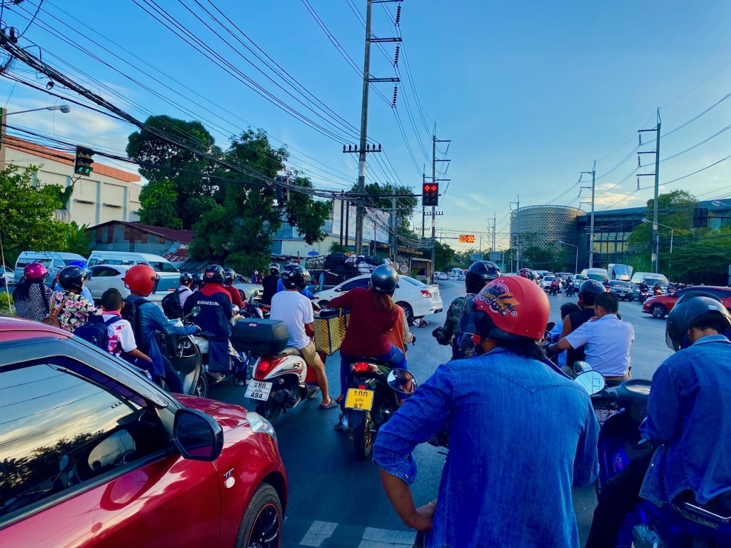 Der Verkehr ist insbesondere im Bereich von Phuket Stadt völlig irre – du kommst nicht einmal mit dem Roller besonders schnell voran, sondern musst ewig an jeder Ampel warten. Foto: Sascha Tegtmeyer