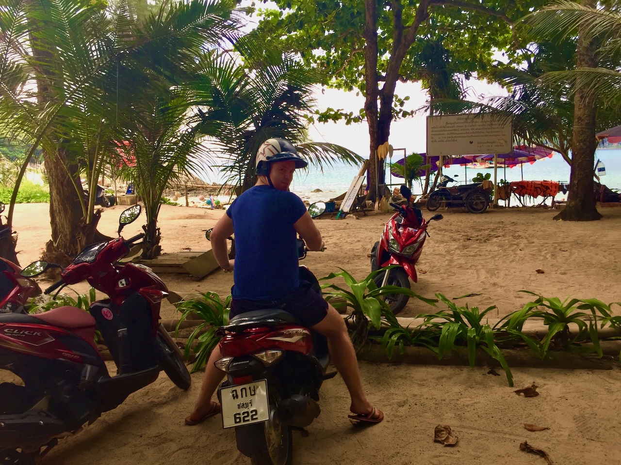 Ich habe mittlerweile schon ein Dutzend Mal einen Motorroller auf Phuket gemietet und die Insel damit unsicher gemacht. Wie schon gesagt, das macht nicht nur unheimlich viel Spaß, sondern auch für wenige Euro mobil. Foto: Sascha Tegtmeyer