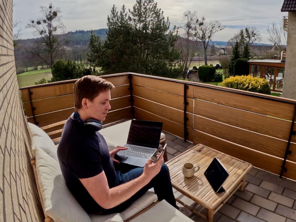 Mal eben nach draußen setzen – mit dem MacBook Air M2 wechselt man ganz intuitiv zwischendurch mal den Arbeitsplatz. MacBook Air M2 Testbericht Erfahrungen Erfahrungsbericht