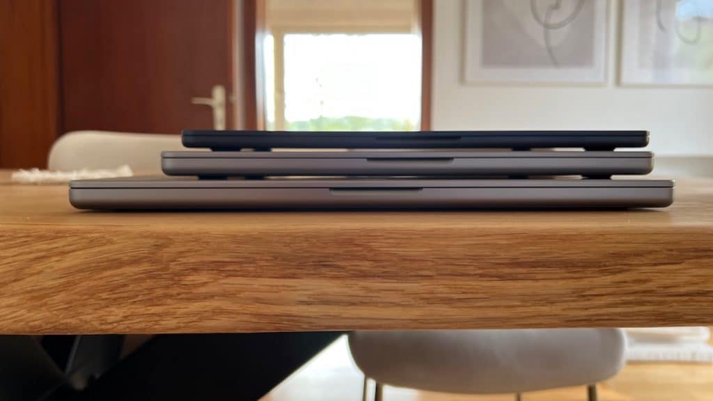 Der Unterschied ist einfach eklatant – das MacBook Air M2 ist so kompakt und leicht im Vergleich zum MacBook Pro 14 Zoll und 16 Zoll. Foto: Sascha Tegtmeyer MacBook Air M2 Testbericht Erfahrungen Erfahrungsbericht