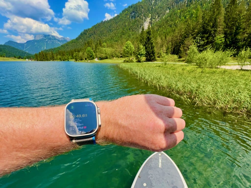 Apple Watch SUP Surfen Test Erfahrungen Aber warum sollte man mit der Apple Watch beim Surfen seine Aktivität aufzeichnen? Ganz einfach: Viele Wassersportarten sind körperlich anstrengend. Und viele Sportler sind neugierig darauf zu erfahren, wie intensiv ihre Workouts sind und welche Fortschritte sie bei einer Aktivität machen. Foto: Sascha Tegtmeyer