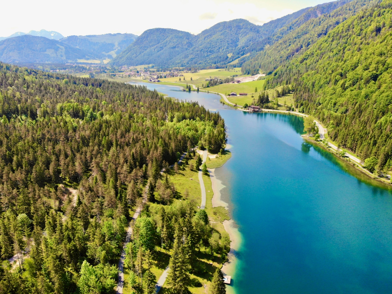 Der rund 24 Hektar große Bergsee, der im reizvollen Pillerseetal nahe der Gemeinde St. Ulrich am Pillersee auf 835 Metern Höhe liegt, ist eine echte Attraktion für Einheimische und Besucher:innen gleichermaßen.SUP auf dem Pillersee Erfahrungsbericht Stand Up Paddling
