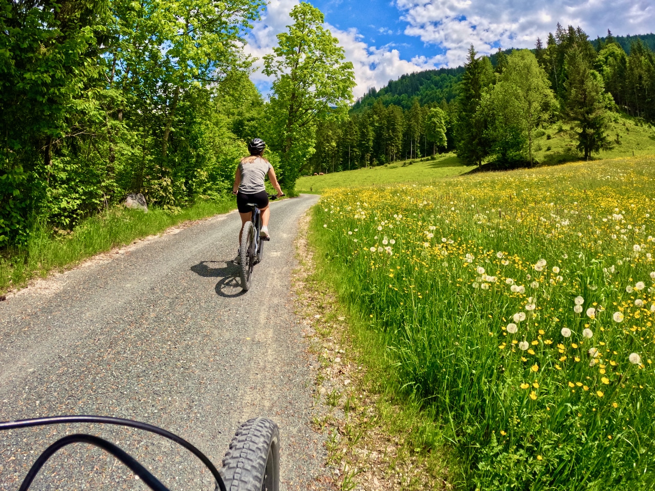 Immer durch die idyllische Natur, vorbei an blühenden Wiesen: E-Bike fahren im PillerseeTal ist eine entspannte Angelegenheit. E-Bike Pillerseetal Fieberbrunn Erfahrungsbericht