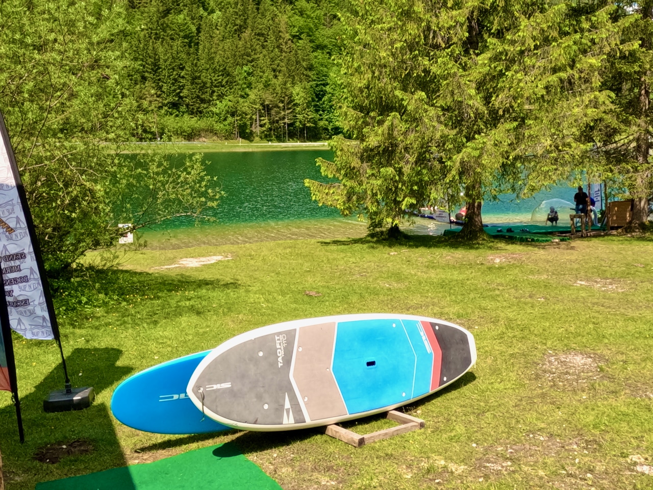 Bis zum Wasser sind es nur wenige Meter. SUP auf dem Pillersee Erfahrungsbericht Stand Up Paddling