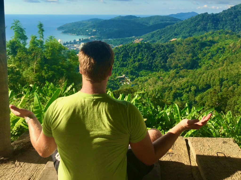 Asien inspiriert einfach zum Meditieren – ich habe auf meinen Reisen nach Thailand täglich meditiert. So erhöht sich deine Entspannung und du hast noch mehr vom Urlaub. Foto: Sascha Tegtmeyer