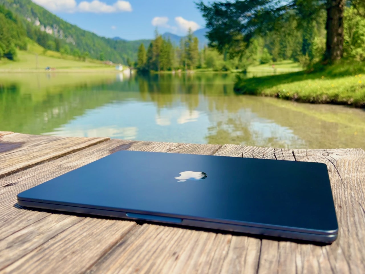 Dünn, leicht und endlose Akkulaufzeit – das MacBook Air ist der ideale Begleiter unterwegs. Foto: Sascha Tegtmeyer