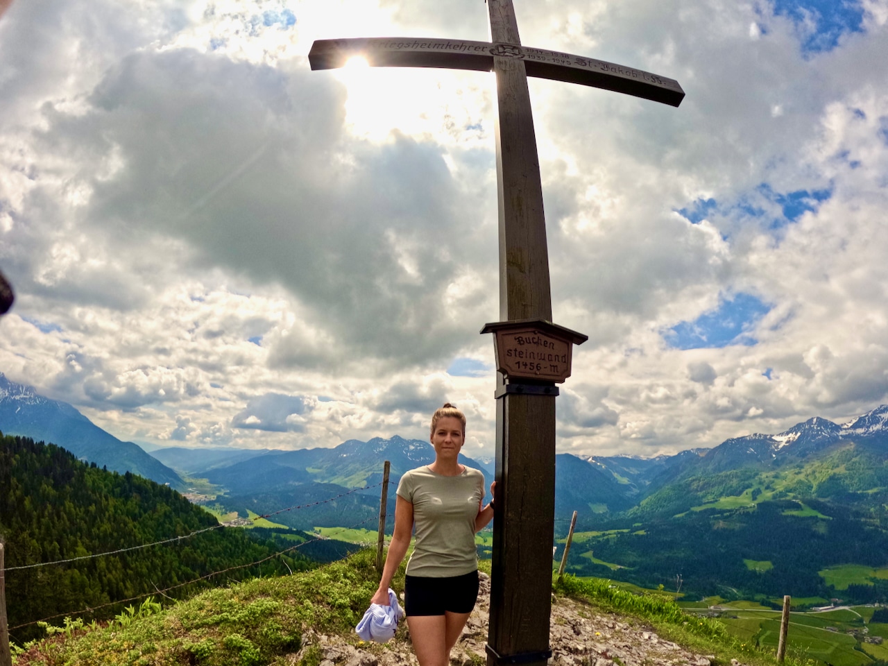 Auf zum Gipfel: Das Gipfelkreuz der Buchensteinwand liegt in unmittelbarer Nähe zur Bergstation des Sessellifts. Reisebericht Fieberbrunn Pillerseetal Erfahrungen Tipps Sehenswürdigkeiten Aktivitäten