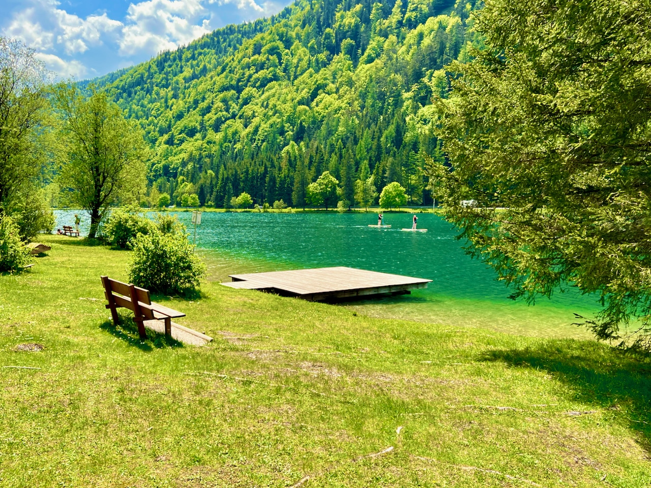Wenn du im Sommer nach Österreich reist, solltest du unbedingt einen Abstecher zu einem der zahlreichen Badeseen machen.
