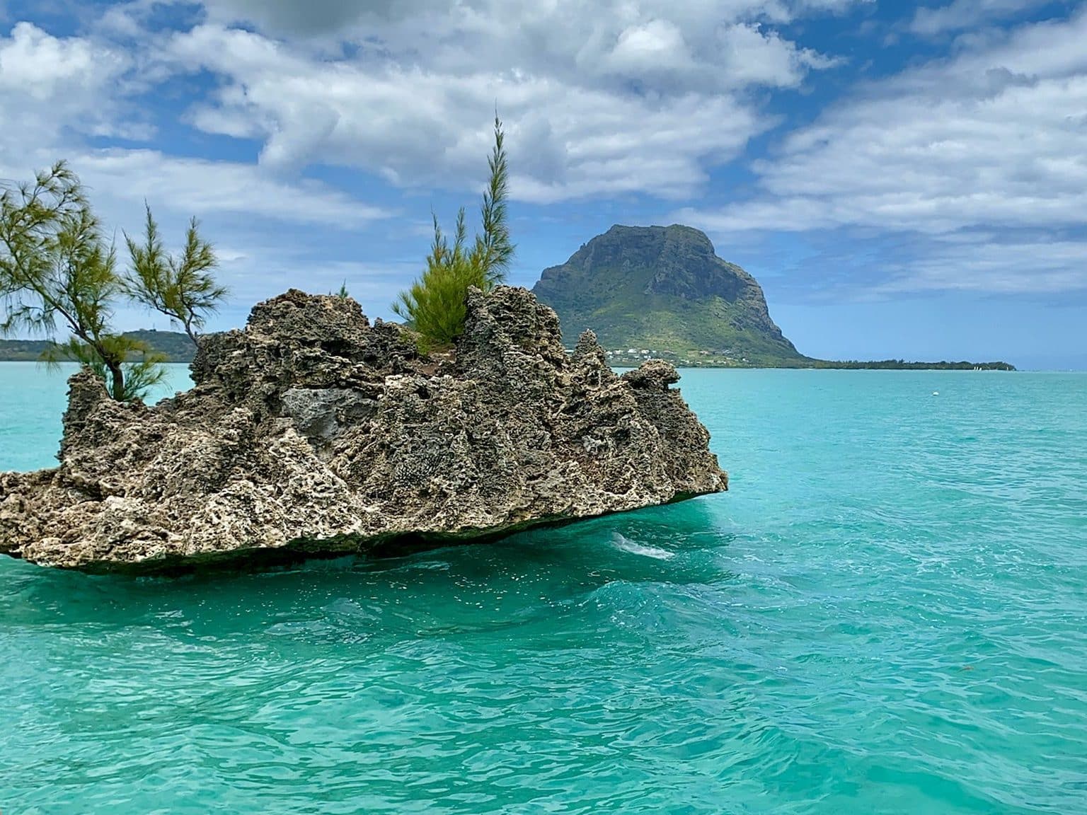 Im Vordergrund: Die berühmte kleine Koralleninsel – im Hintergrund: der Berg Le Morne Brabant, das Wahrzeichen von Mauritius (natürlich abgesehen vom Dodo). © Sascha Tegtmeyer