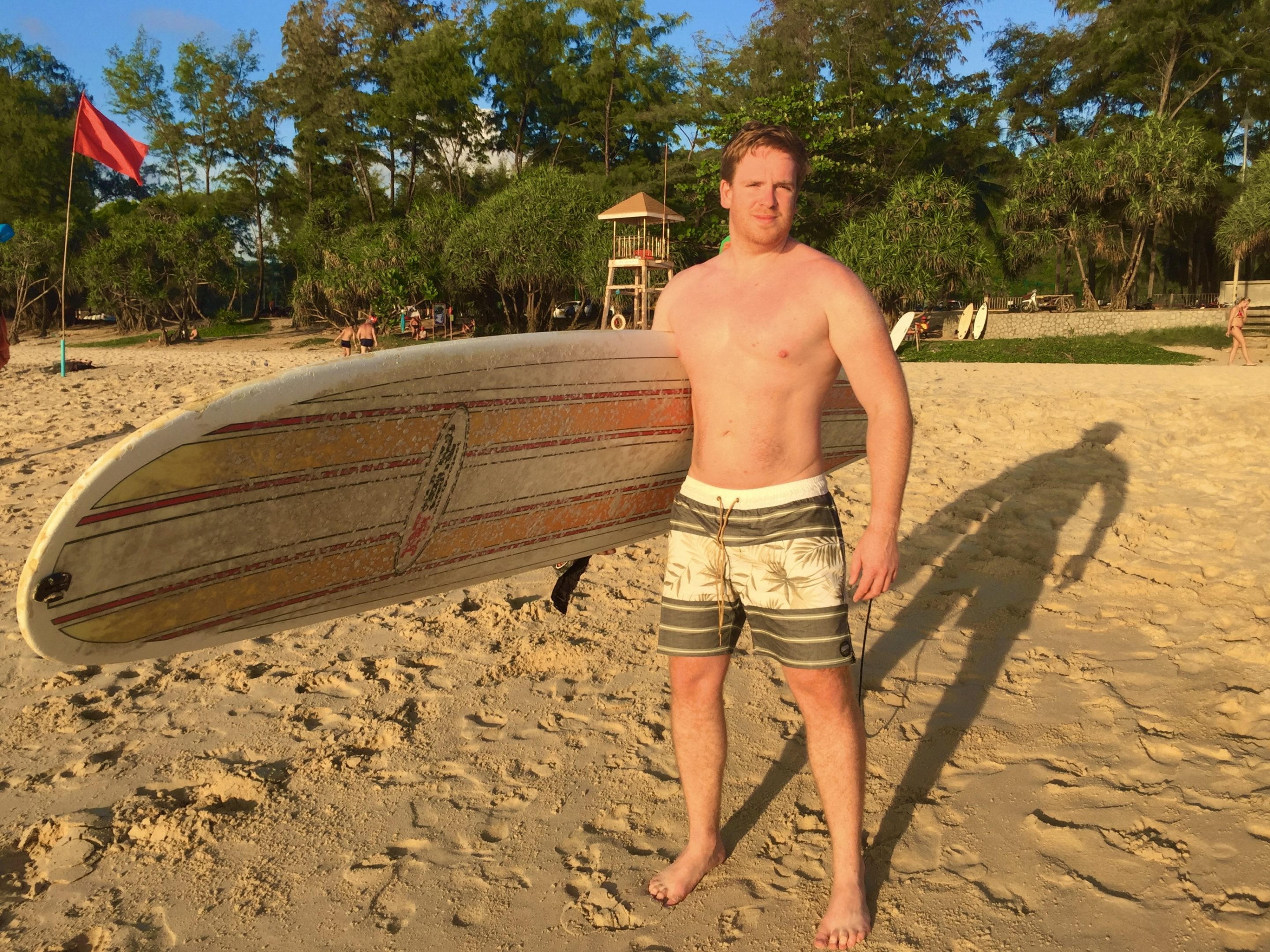 Ich habe mich nicht lange lumpen lassen und mir direkt ein Surfboard geliehen – und war stundenlang damit im Wasser. Foto: Sascha Tegtmeyer