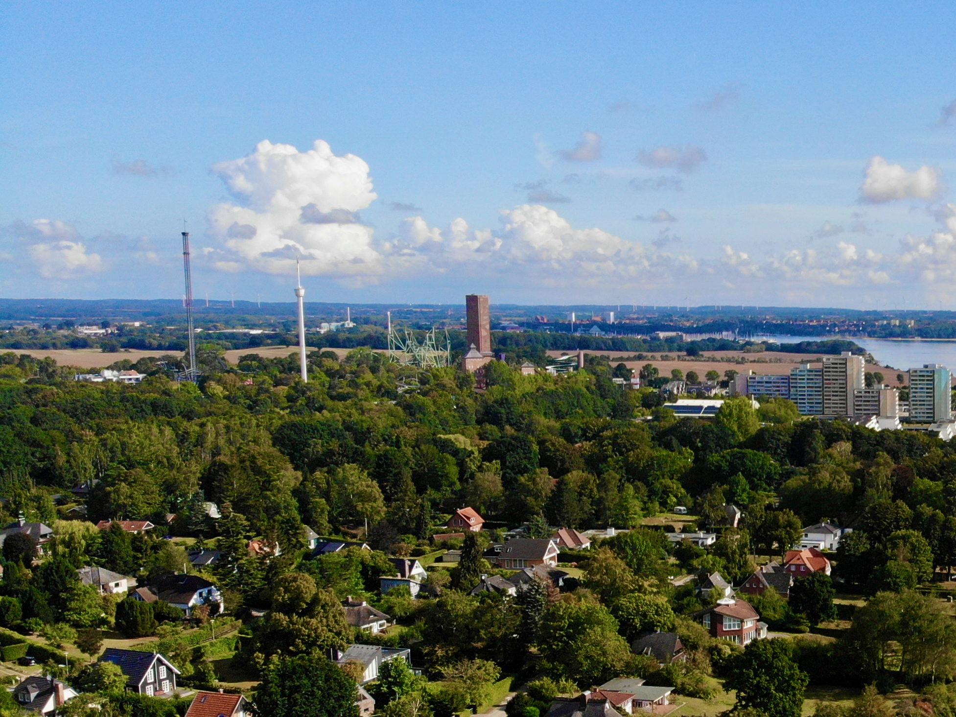 Im Hintergrund siehst du den Hansa Park Sierksdorf. Foto: Sascha Tegtmeyer