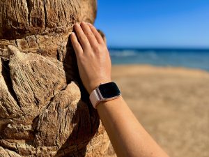Fit bleiben auf Reisen, Trainings aufzeichnen und beobachten, wie der Stresslevel und die Ruheherzfrequenz im Urlaub sinkt – mit der Apple Watch Series 9 hast du eine zuverlässige Begleiterin am Handgelenk, die dich in allen erdenklichen Situationen unterstützt – insbesondere auch dann, wenn du viel unterwegs bist. Welche Eigenschaften hat die neunte Generation der Smartwatch? Welche Stärken und Schwächen hat sie? Ich habe mir in einem ausführlichen Apple Watch Series 9 Test mit meinen persönlichen Erfahrungen die schlaue Uhr ganz genau angeschaut.