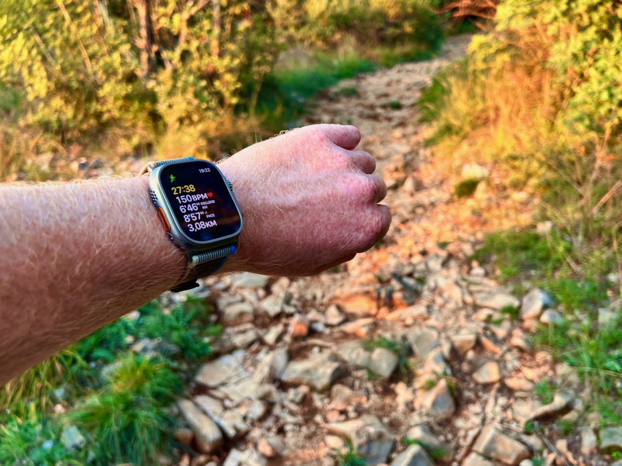 Stolpergefahr auf unebenen Pfaden – die Apple Watch Ultra kann beim Trailrunning Stürze erkennen. Apple Watch Ultra Trailrunning Erfahrungen Tipps Erfahrungsbericht