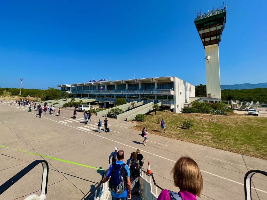 Der winzige Flughafen von Krk ist schon eine Sehenswürdigkeit an sich – hier kannst du ganz entspannt deinen Mietwagen abholen. Foto: Sascha Tegtmeyer
