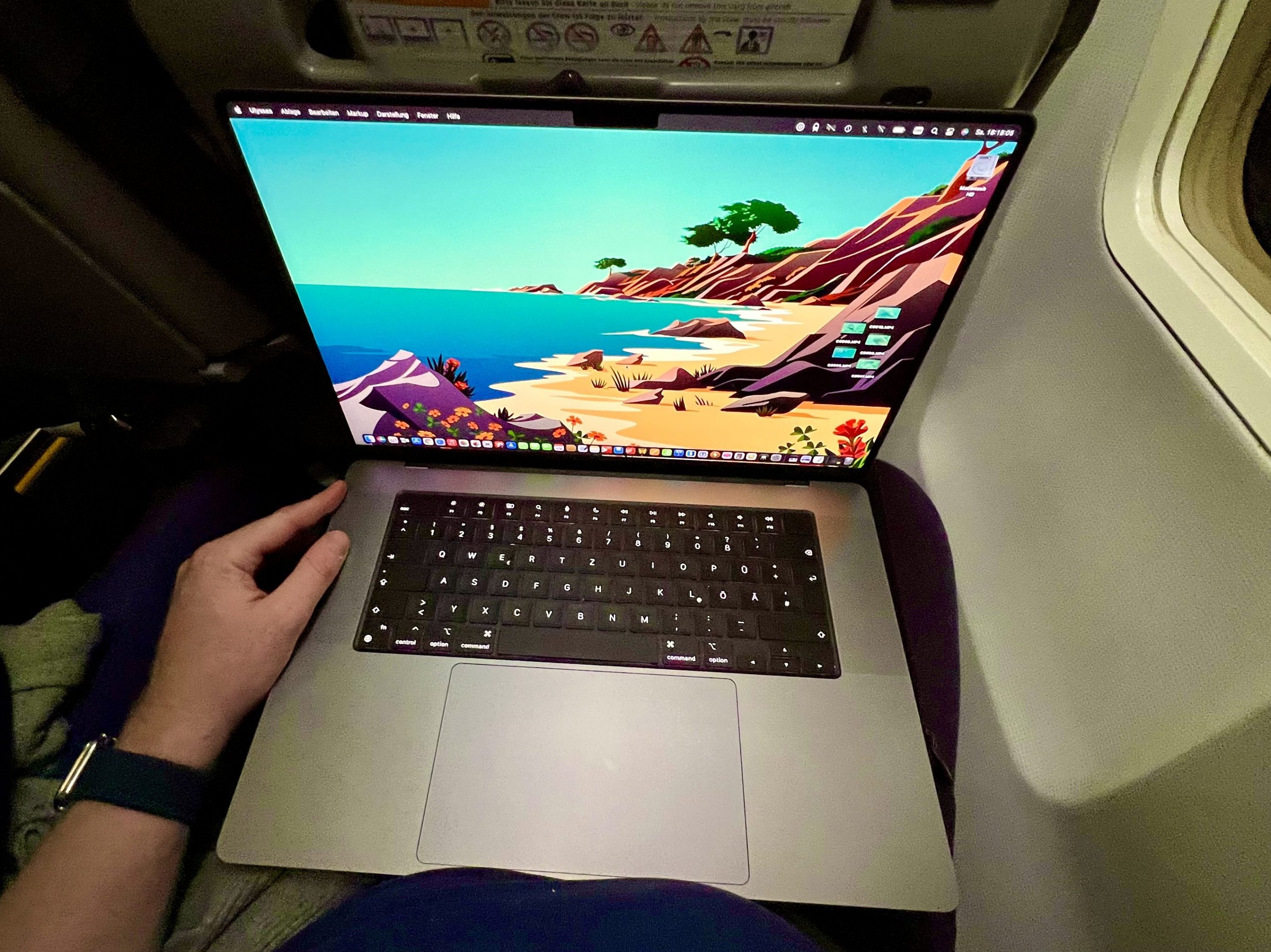 Mit einem Laptop kann es im Flugzeug ganz schön eng werden – ein iPad Pro ist da praktischer. Meine Strategie: Zuhause Notebook, auf Reisen Tablet. 
