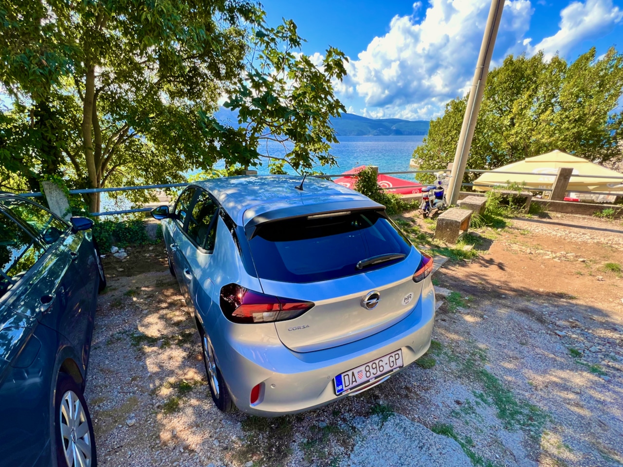 In Glavotok kannst du mit etwas Glück einen kostenlosen Parkplatz direkt am Strand bekommen. Foto: Sascha Tegtmeyer Mietwagen Krk Erfahrungsbericht – Auto Routen auf der Insel