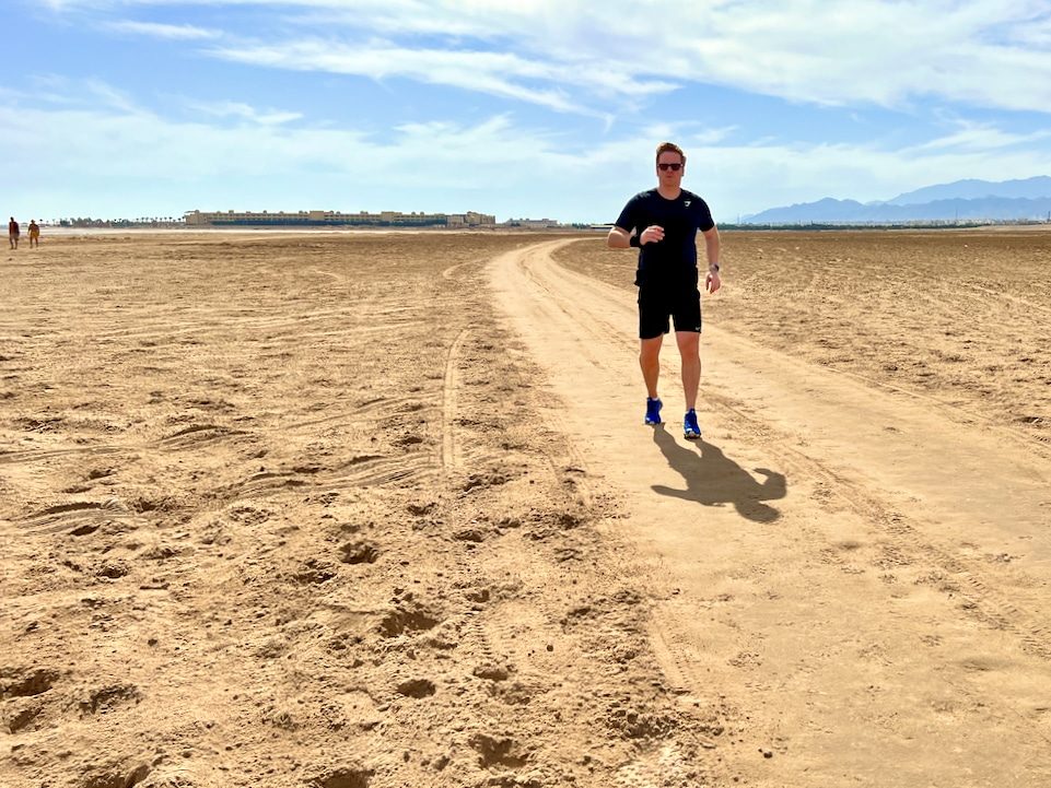 Laufen in der Wüste – insbesondere in den kühlen Monaten von November bis März ist das für geübte Läuferinnen und Läufer gar kein Problem. Foto: Sascha Tegtmeyer