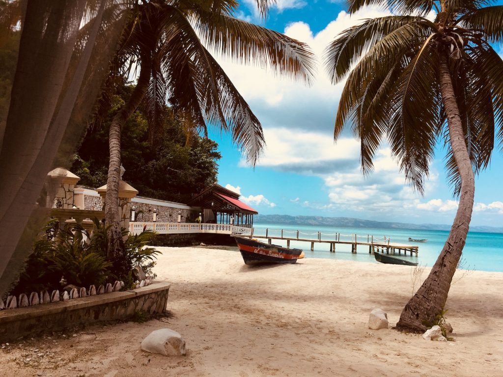 Die Karibik ist ein Paradies für alle, die einen luxuriösen Urlaub mit viel Spaß und Erholung verbinden wollen. Foto: Claudia Altamimi / Unsplash