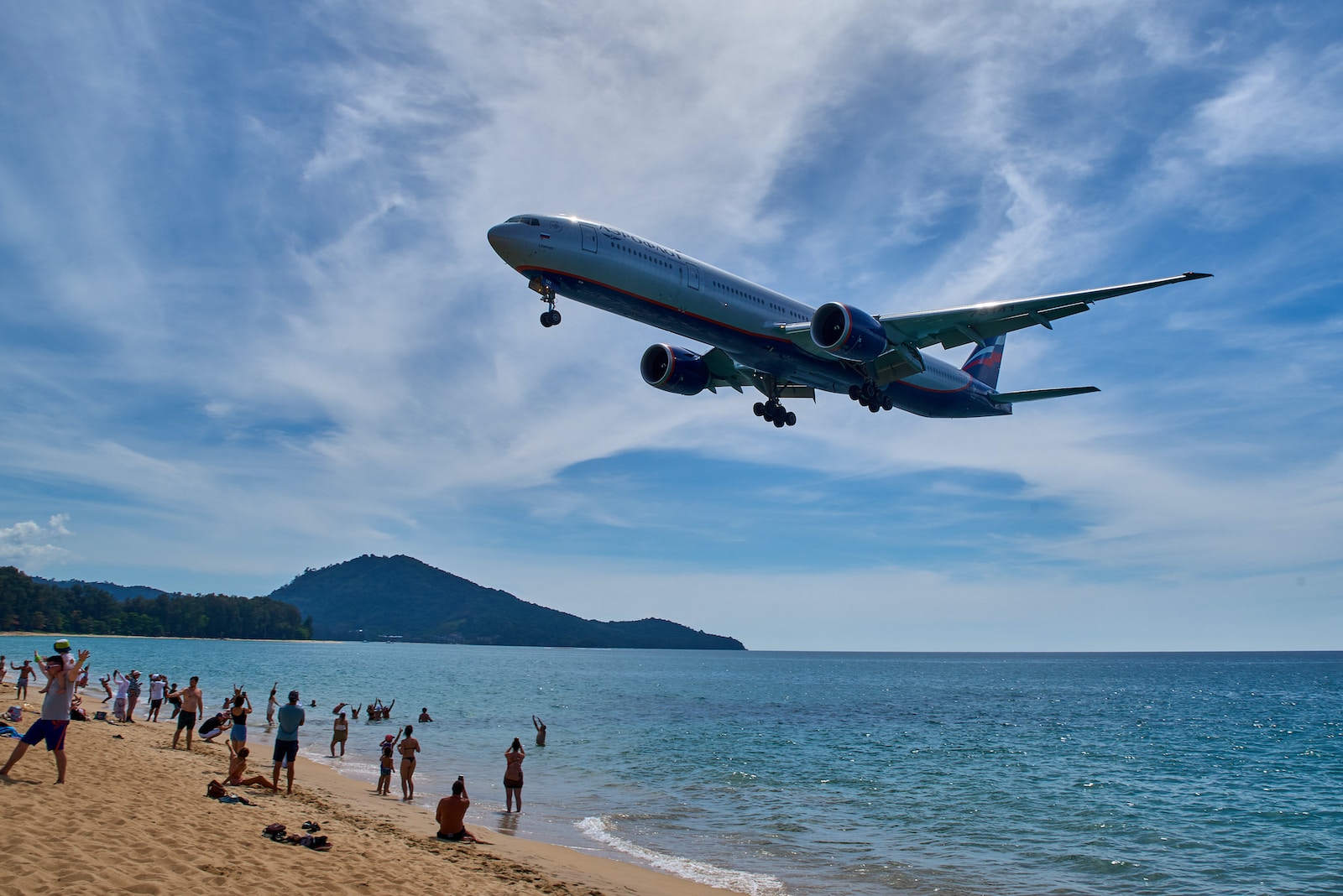 Eine Touristenattaktion – auf Phuket landen die großen Passagierflieger nur wenige Meter über den Strand hinweg.