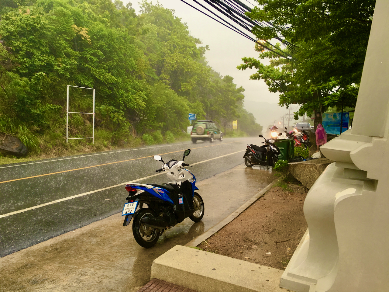 In der Regenzeit in Thailand ist ein Regencape erste Wahl – insbesondere beim Rollerfahren. Der Schauer kann nämlich ganz plötzlich aus dem Nichts kommen. Foto: Sascha Tegtmeyer Beste Reise für Thailand Tipps Erfahrungen Wann reisen