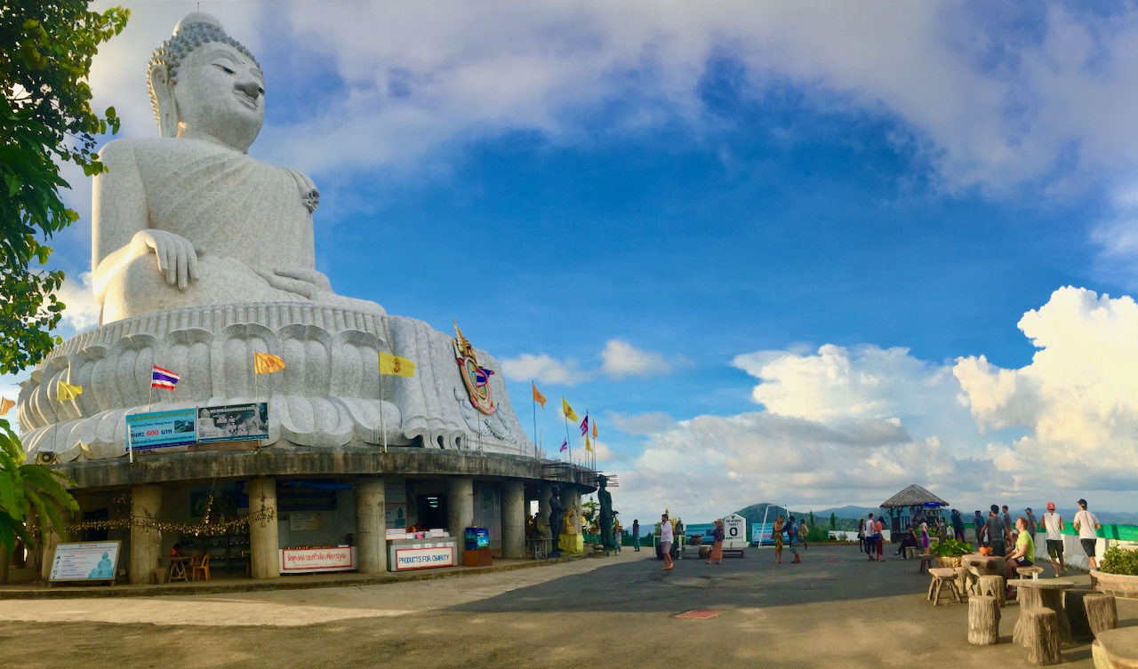 Ein wahnsinnig imposantes Bauwerk – der Big Buddha auf Phuket. Ich sitze da unten rechts. So sieht man die Relationen recht gut. Foto: Sascha Tegtmeyer