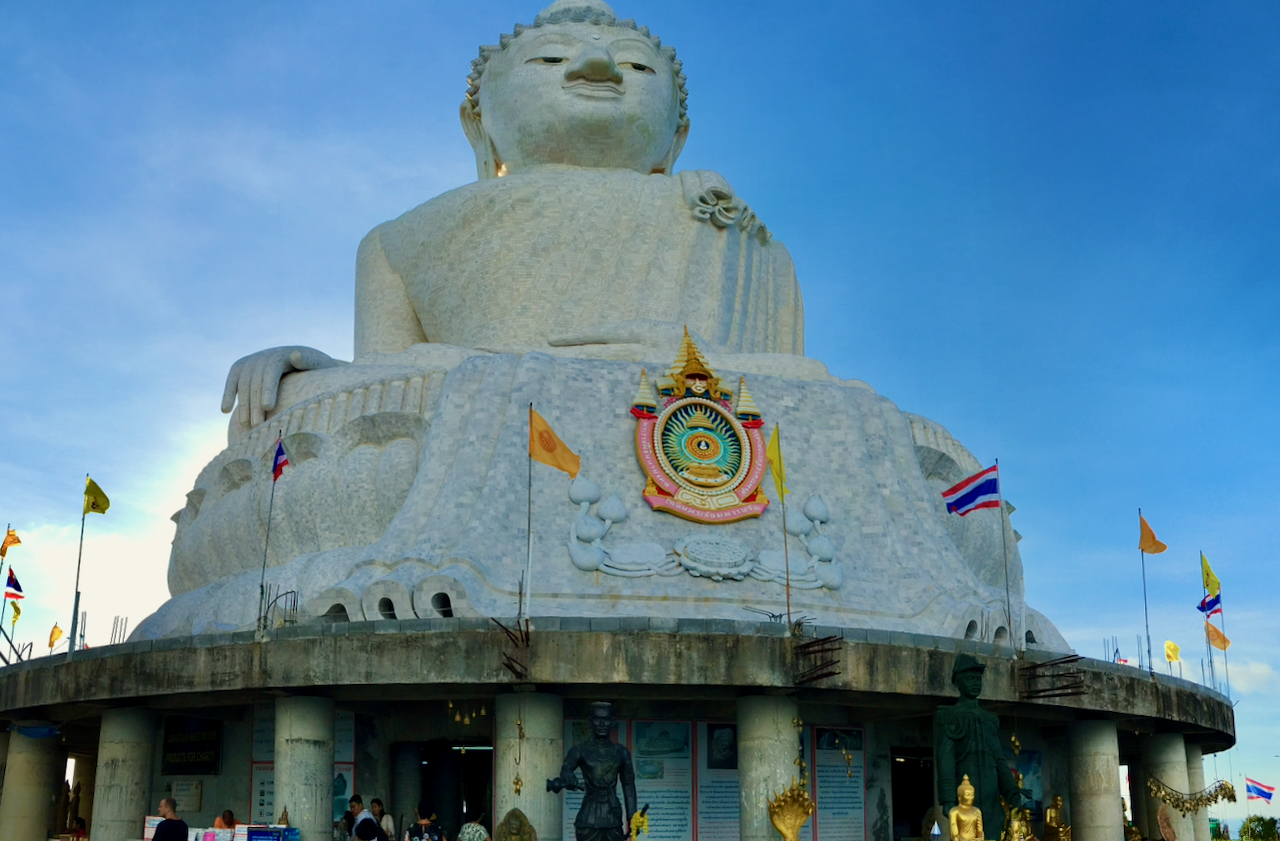 Ganz gewiss lohnt sich der Besuch am Big Buddha auf Phuket. Die Statue ist ein Wahrzeichen mit einer tiefgreifenden Bedeutung und vielleicht das Symbol auf Phuket schlechthin. Foto: Sascha Tegtmeyer
