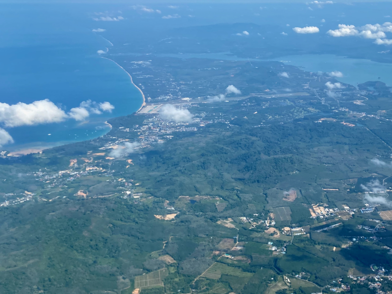 Der Flughafen von Phuket (oben mittig im Bild) ist für Urlauber der Weg, über den sie die Urlaubsinsel erreichen. Entweder per internationalem Langstreckenflug oder per Inlandsflug. Foto: Sascha Tegtmeyer