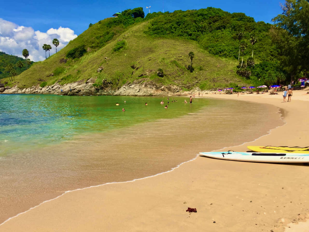 Traumhaft schöner Strand auf Phuket – und am Ya Nui Beach liegen die Surfboards schon bereit. Foto: Sascha Tegtmeyer Ya Nui Beach Phuket Erfahrungen Tipps