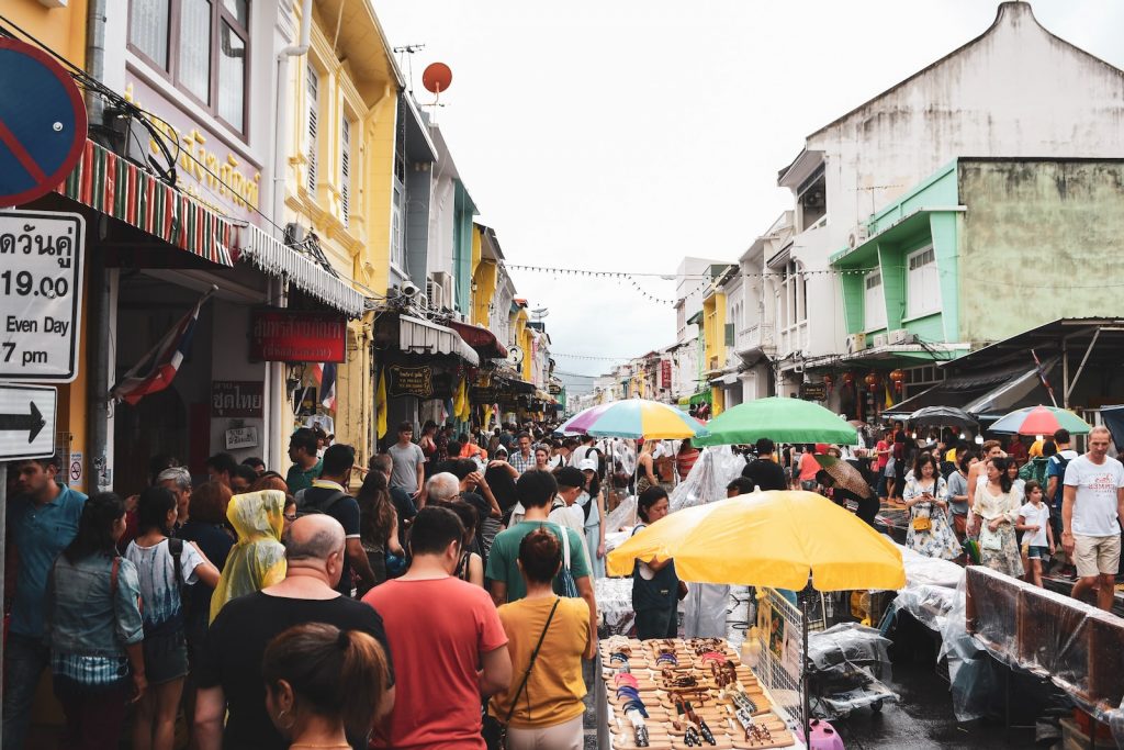 Immer sonntags: Der Markt in Phuket Stadt ist einen Besuch wert. Foto: Bao Menglong / Unsplash