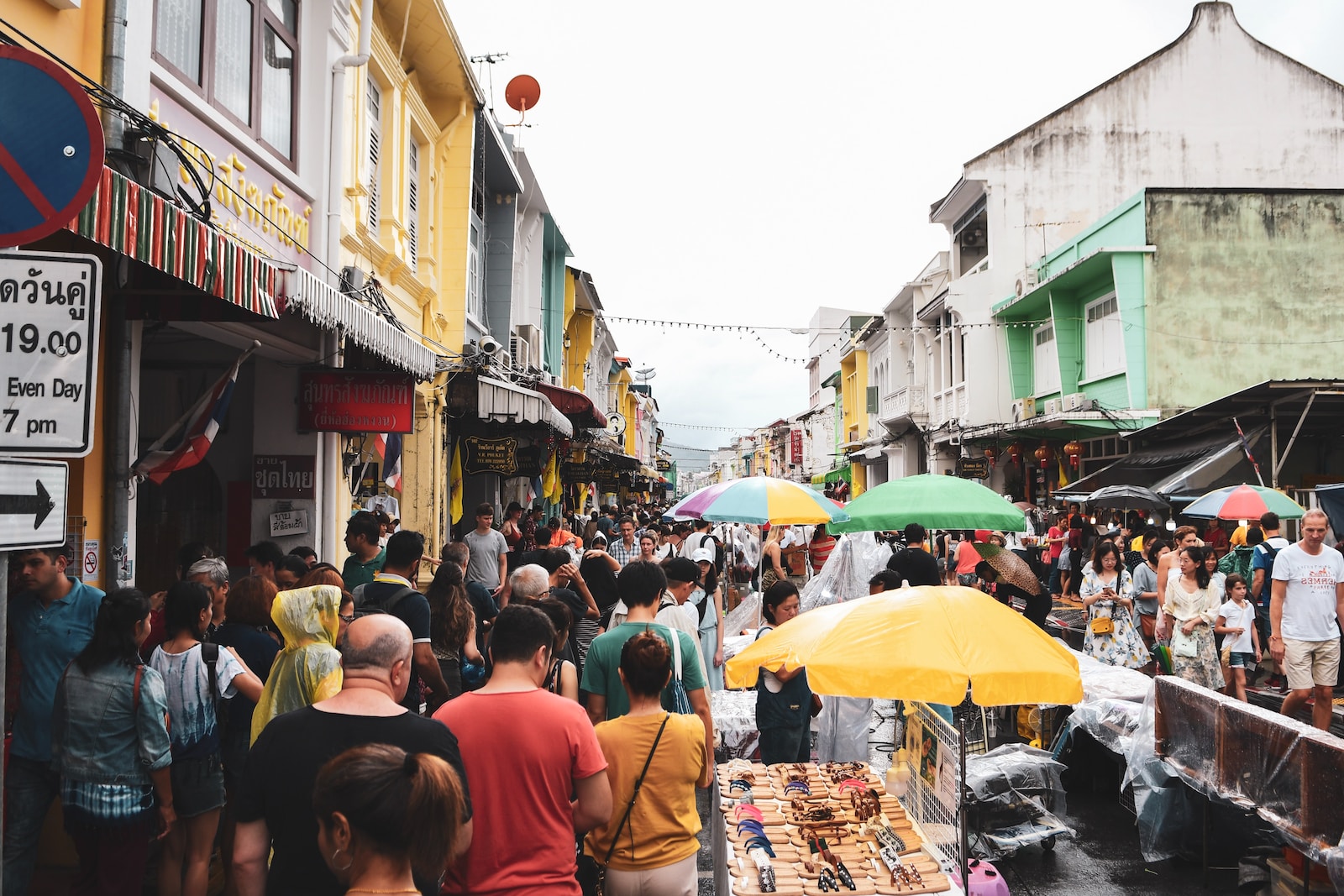 Der Markt findet jeden Sonntag auf der Talang Road statt, einer der ältesten und schönsten Straßen der Stadt.