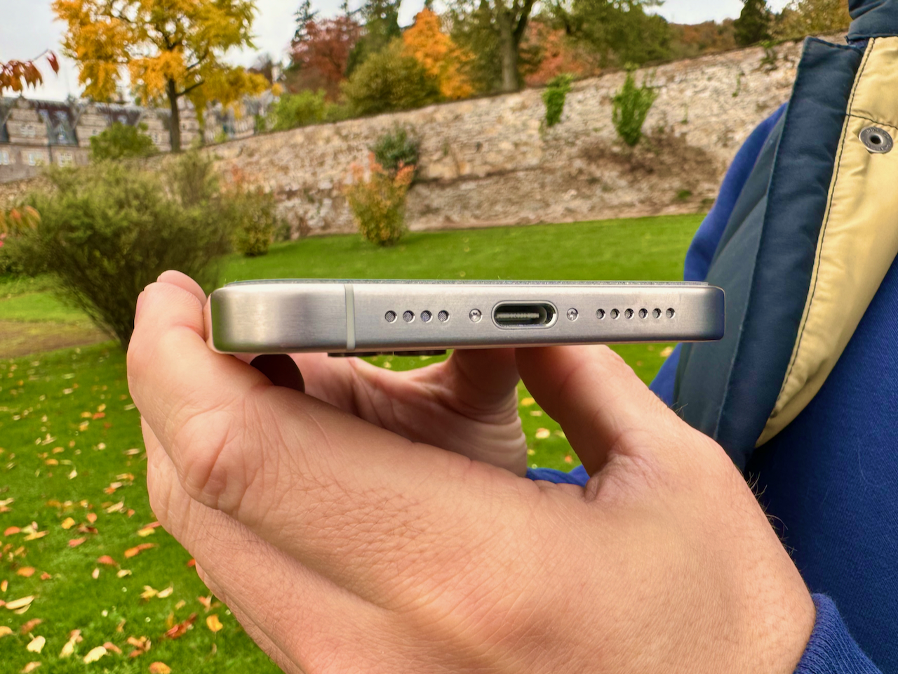 Der USB C Anschluss hat beim iPhone 15 Pro endlich Einzug gehalten. Foto: Sascha Tegtmeyer iPhone 15 Pro Max Test Erfahrungen