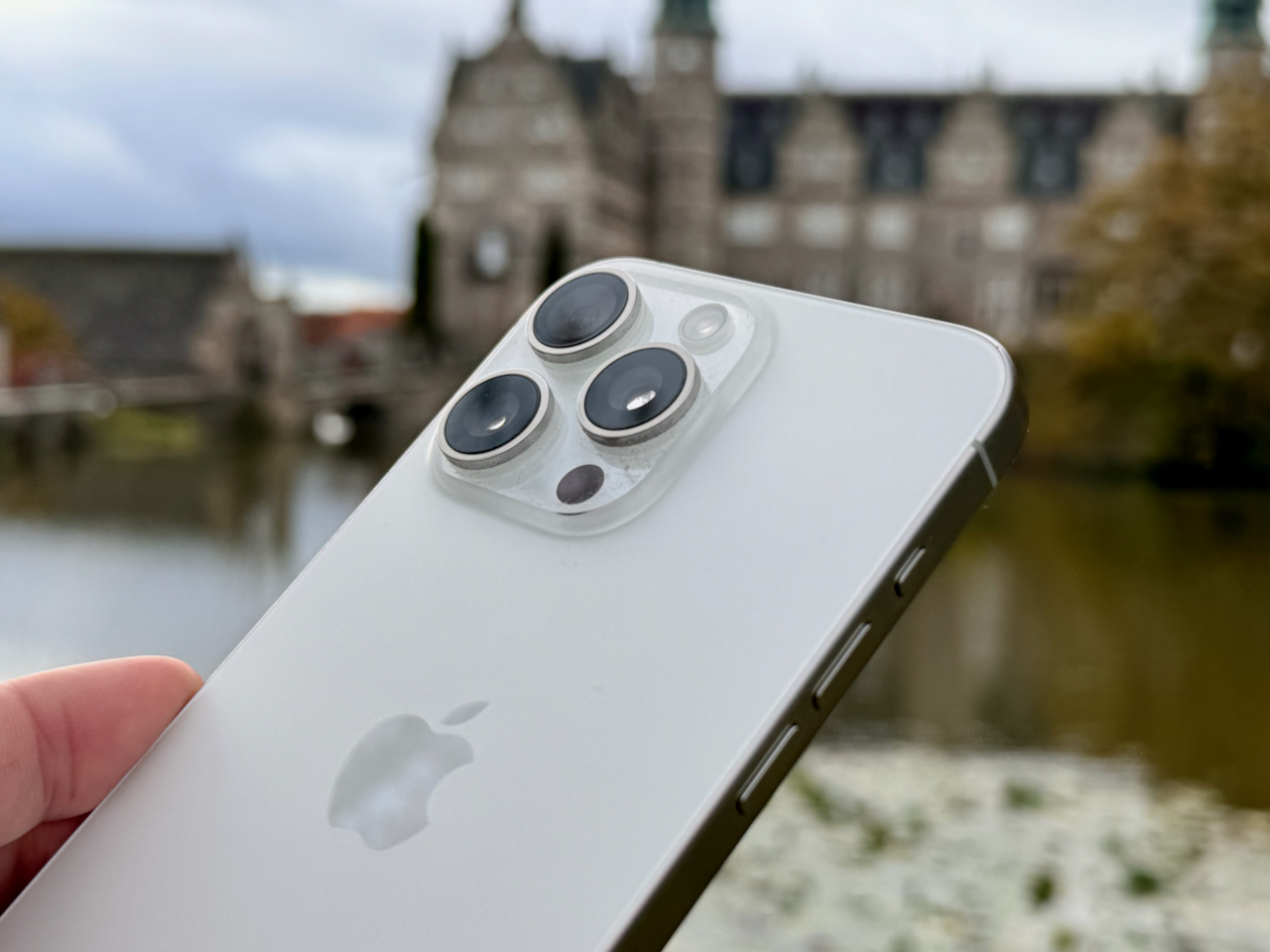 Zwei Punkte machen das iPhone 15 Pro Max zu einem ganz klaren Kauf für Apple-Fans – die überragende Kamera und das Titanium-Design. Foto: Sascha Tegtmeyer iPhone 15 Pro Max Test Erfahrungen