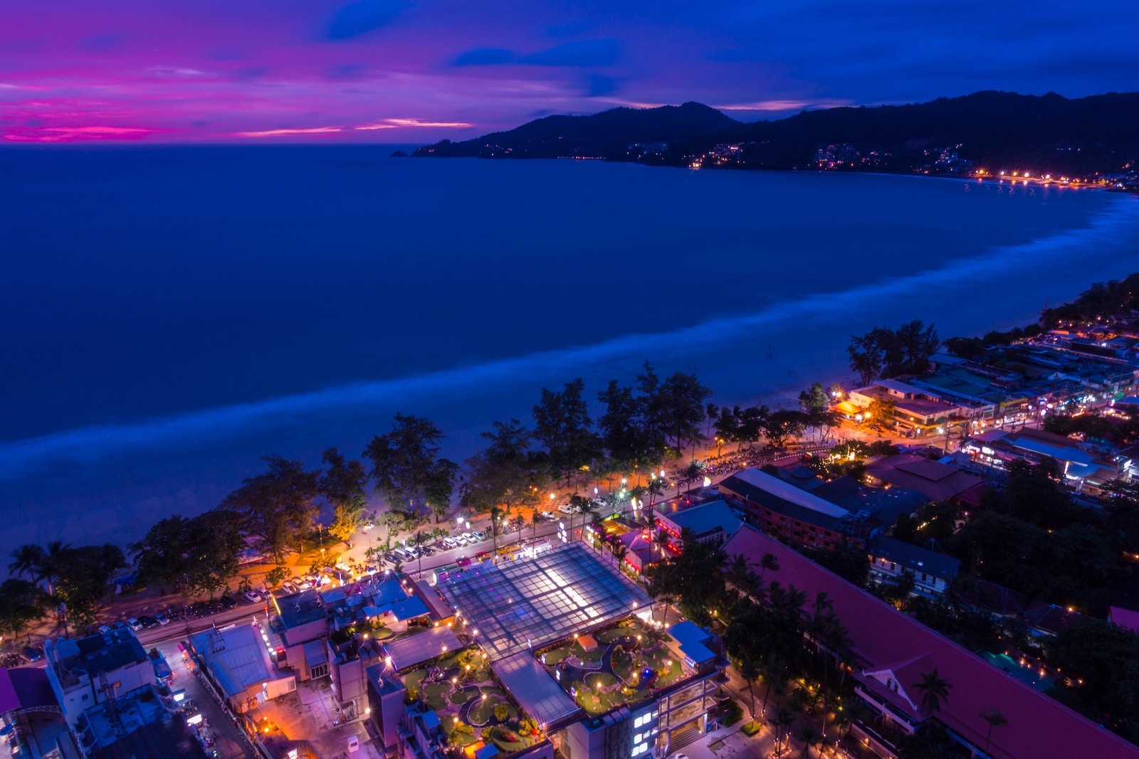 Patong ist das Party-Moloch auf Phuket und der größte Urlaubsort der Insel. Entsprechend überlaufen ist auch der Patong Beach. 