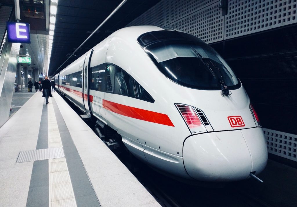 Mit dem Auto oder der Bahn auf Reisen – Reiseziele in Mitteleuropa sind bequem mit dem Zug erreichbar. 