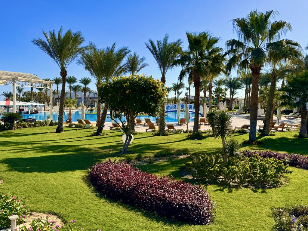 Die wunderschöne Hotelanlage ist eine der größten Stärken des Hilton Marsa Alam. Foto: Sascha Tegtmeyer Abu Dabbab Reisebericht Erfahrungen Tipps