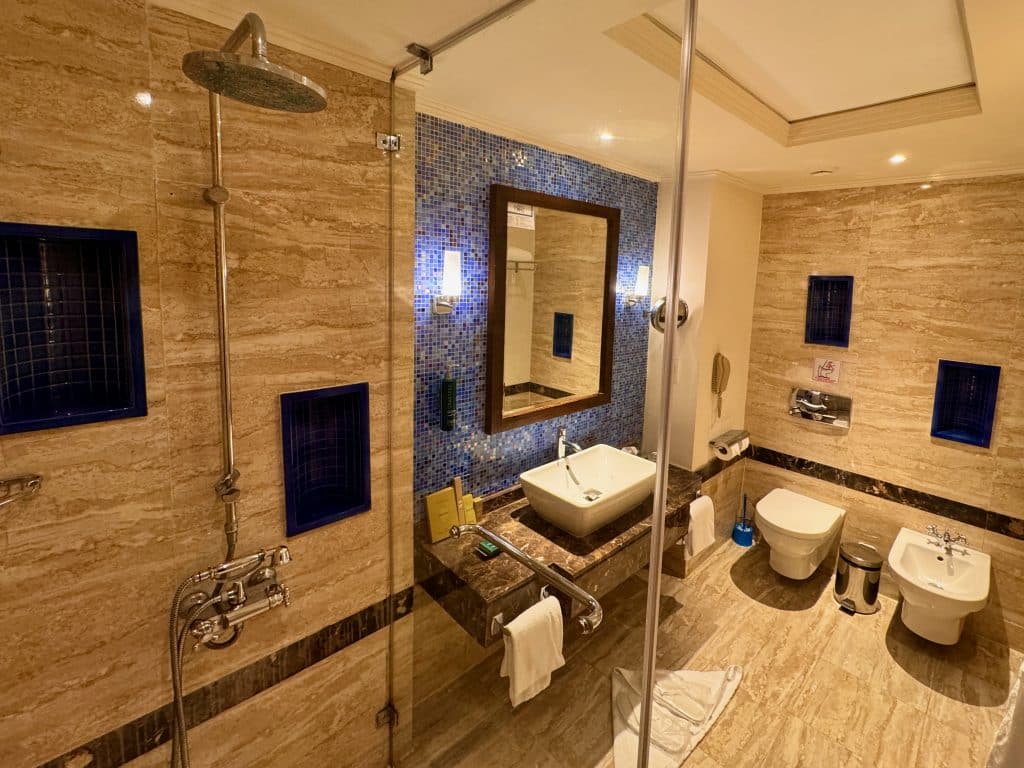 Und auch das geräumige Badezimmer hat uns sehr gut gefallen. Foto: Sascha Tegtmeyer Hilton Marsa Alam Nubian Resort Erfahrungen Bewertungen