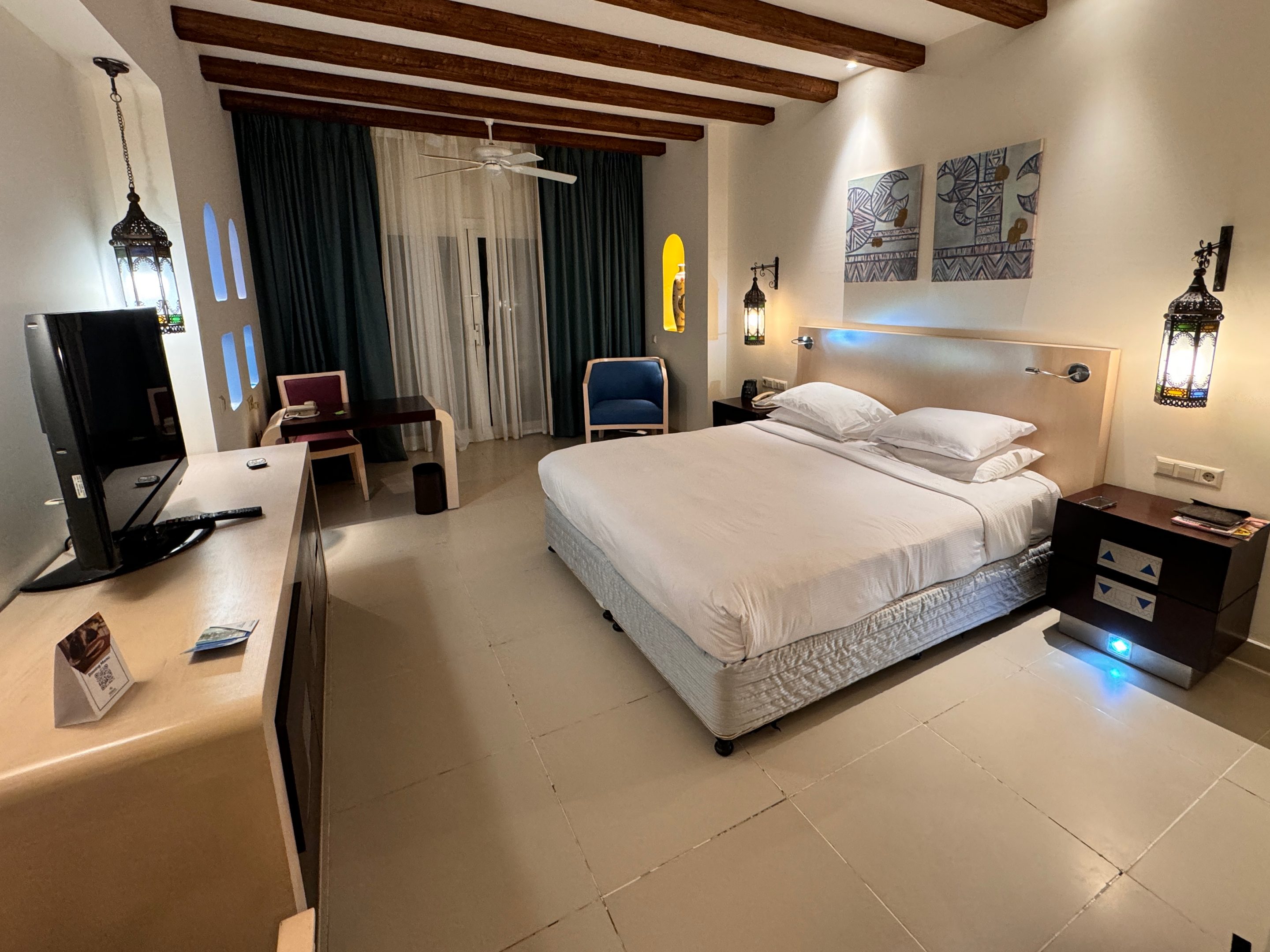 Das Zimmer war geräumig und im traditionellen Stil eingerichtet – wir waren sowieso lediglich zur Nacht dort. Foto: Sascha Tegtmeyer Hilton Marsa Alam Nubian Resort Erfahrungen Bewertungen