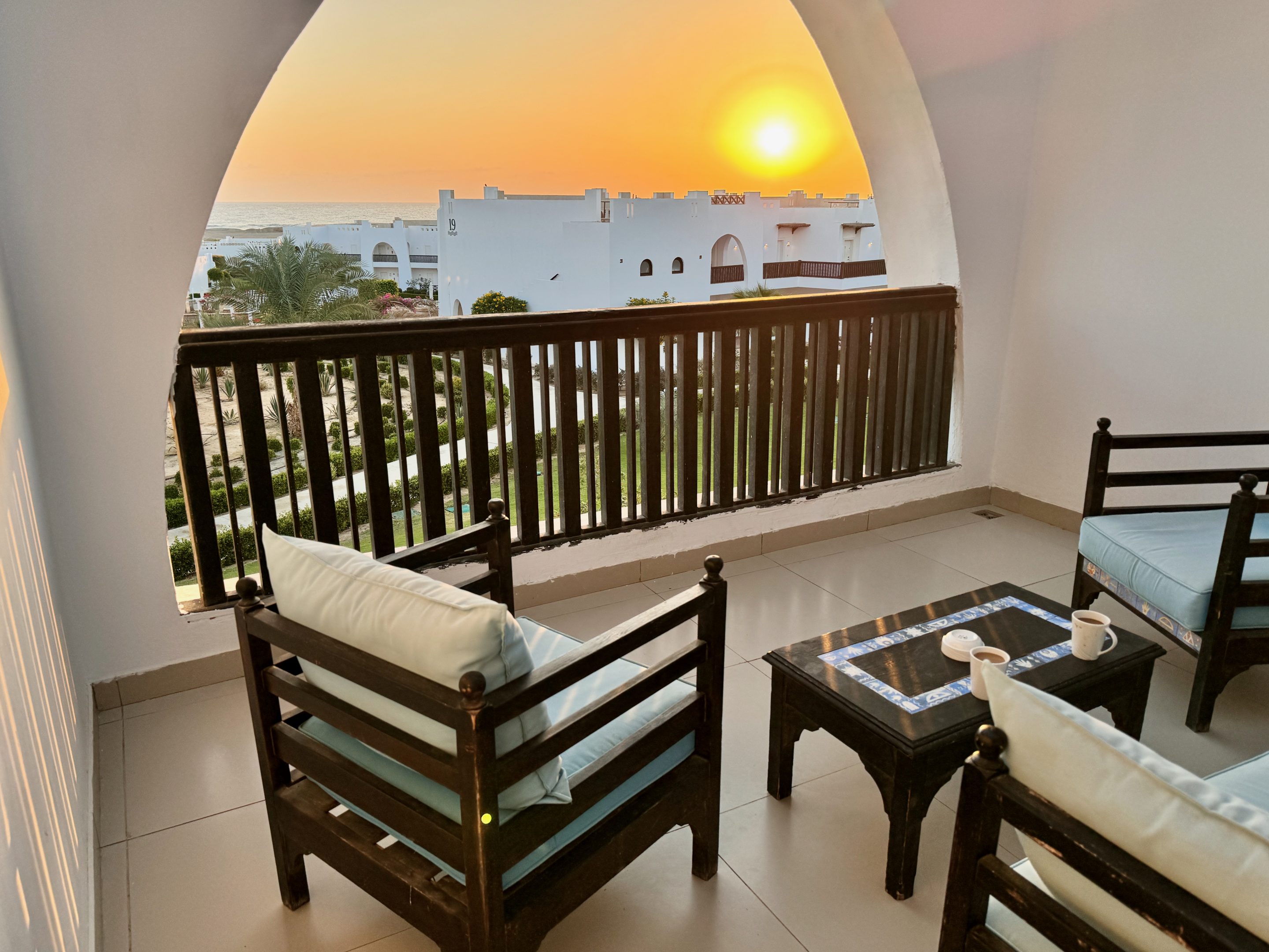 Sonnenaufgang auf dem Balkon mit einem Kaffee – der perfekte Start in den Tag im Hilton Marsa Alam. Foto: Sascha Tegtmeyer Hilton Marsa Alam Nubian Resort Erfahrungen Bewertungen