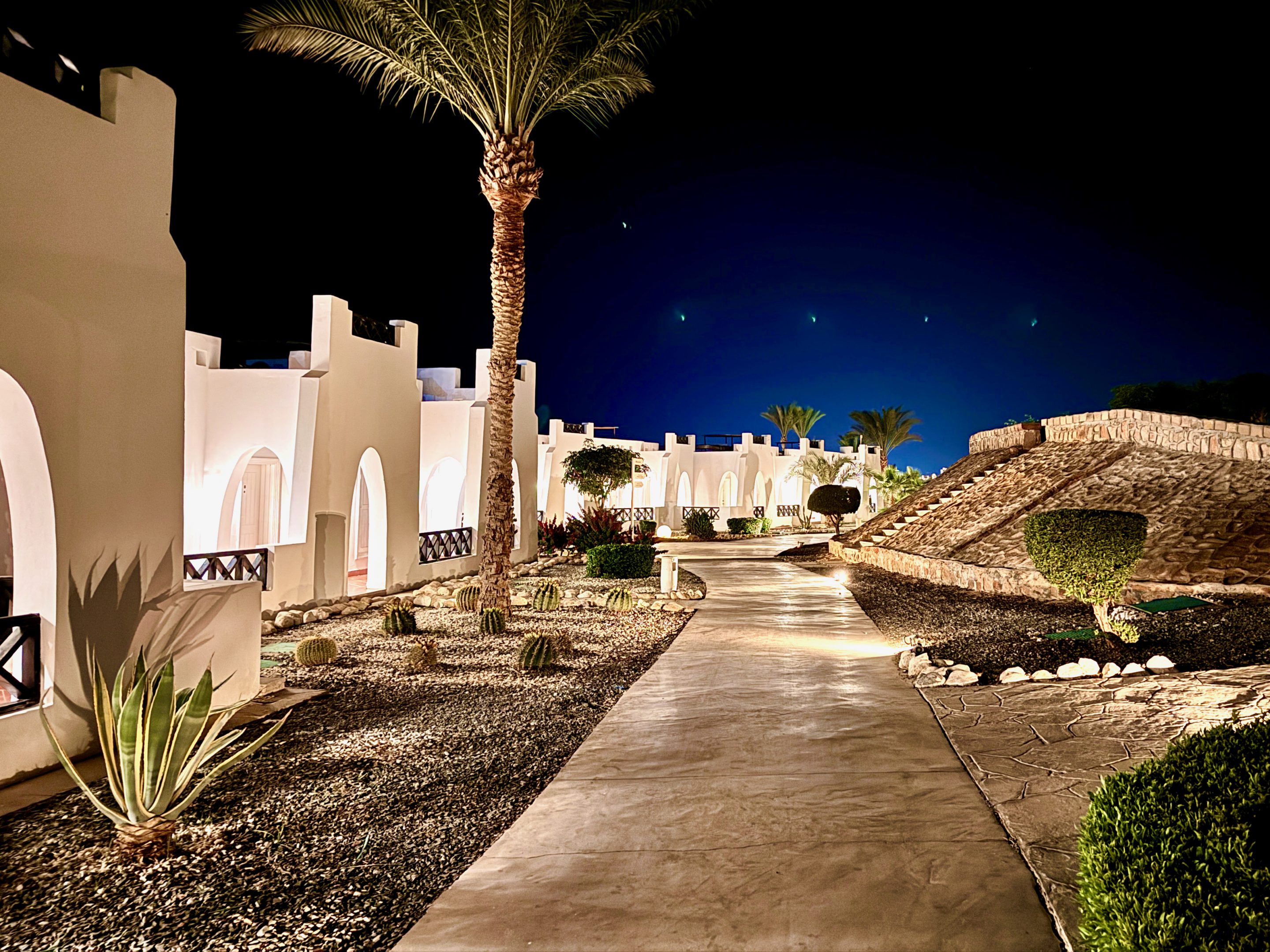Eine wunderschöne Hotelanlage – und abends mit Beleuchtung. Foto: Sascha Tegtmeyer Hilton Marsa Alam Nubian Resort Erfahrungen Bewertungen