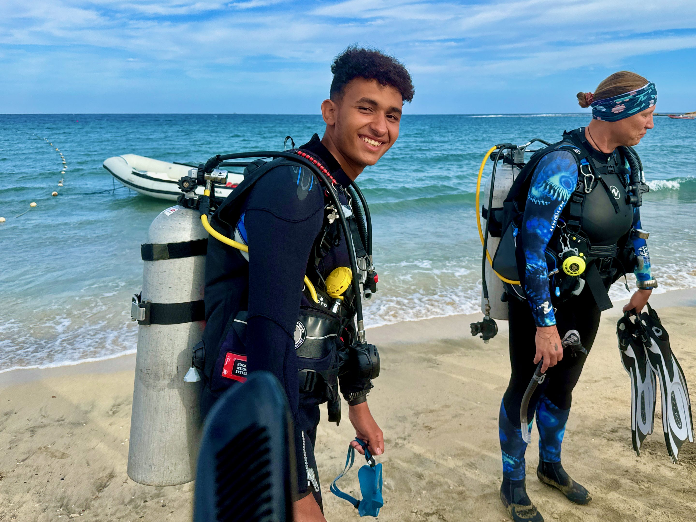 Entspanntes Urlaubstauchen direkt vom Strand aus – leichter kommst du im Urlaub kaum ins Wasser. Foto: Sascha Tegtmeyer Tauchen Abu Dabbab Blue Ocean Dive Center Erfahrungen